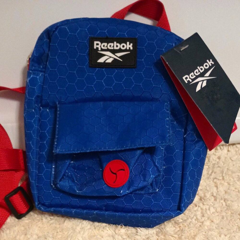 NWT ~ Reebok's Travel Pouch/Backpack with a Waste Dispenser for Dogs (Size: S/M)
